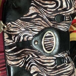 Purse , leopard design, pink inside , nice bag ,